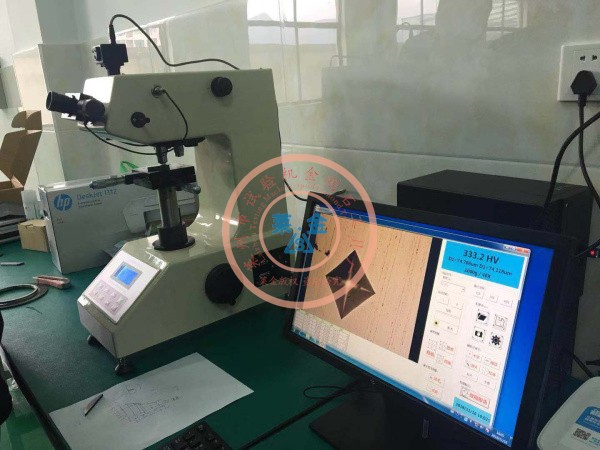老客戶推薦新客戶選用我廠HVS-1000A型數顯顯微硬度計：現場安裝照片（圖像清晰質感、測試精度高）